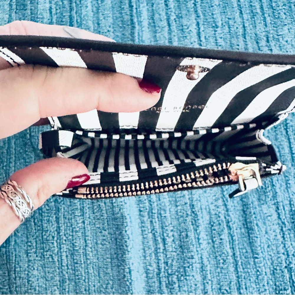 NWOT Henri Bendel Blk/White TriFold Wallet w/ brown/white striped gift bag 🤎🤍🖤 - Picture 10 of 13